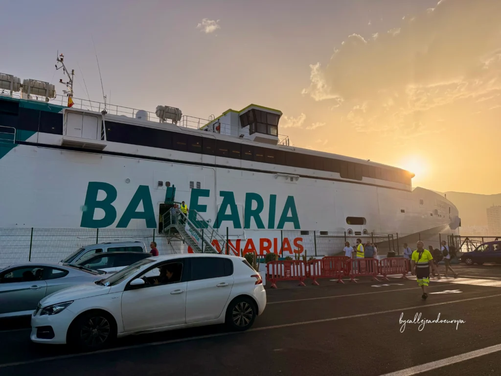 ferry entre Tenerife y La Gomera embarcando coche de alquiler