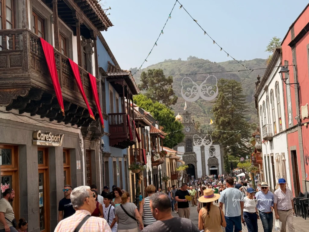 Calle principal de Teror con balcones engalanados y la basílica al fondo, Gran Canaria