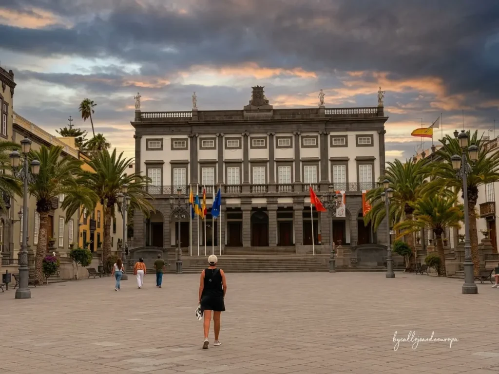 Paseando por la Plaza de Santa Ana en el casco histórico de Vegueta, Las Palmas de Gran Canaria