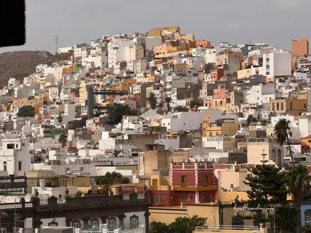 Vista panorámica de casas de colores sobre la montaña en Las Palmas de Gran Canaria