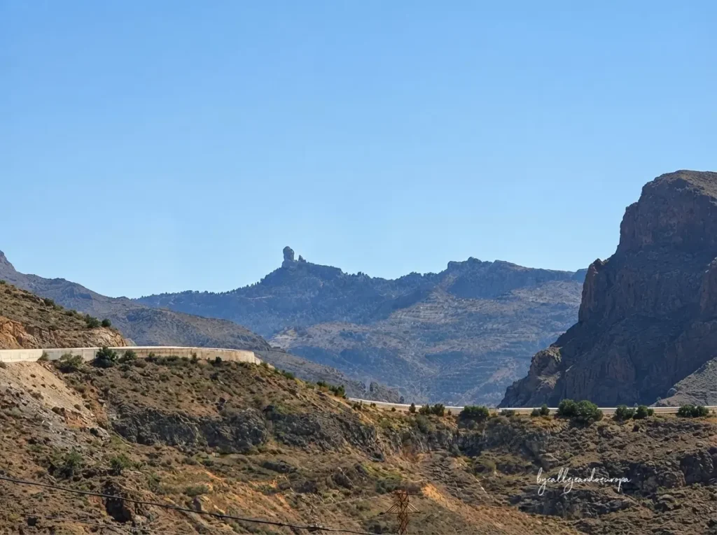 Vista lejana del Roque Nublo, símbolo volcánico de Gran Canaria