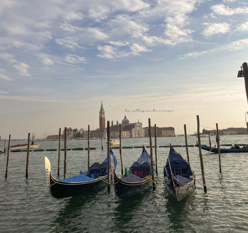Góndolas navegando el Gran Canal